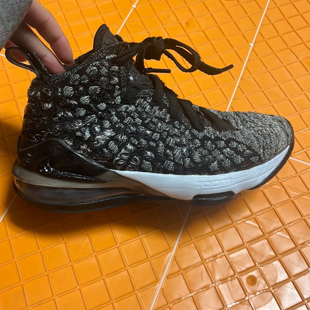 Basketball shoes, Lebron — obo